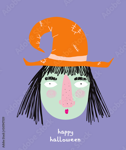Leuke handgetekende Halloween-kaart. Grappige heks met oranje hoed en zwart haar op een violette achtergrond. Witte handgeschreven Happy Halloween. Eenvoudige infantiele stijl Halloween illustratie.
