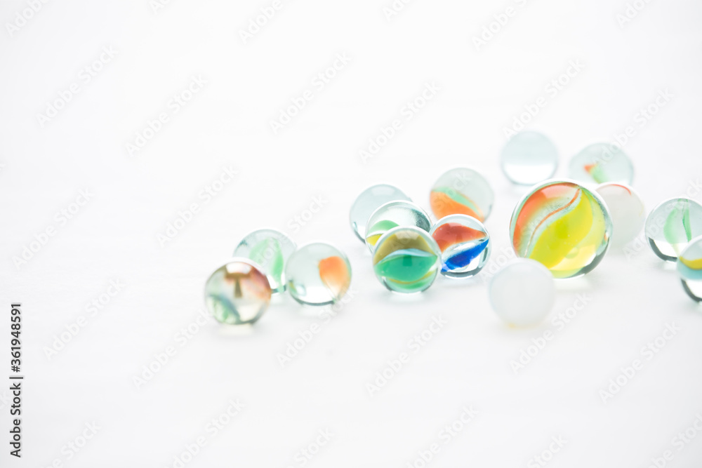 Fototapeta premium 白い背景に複数のビー玉
