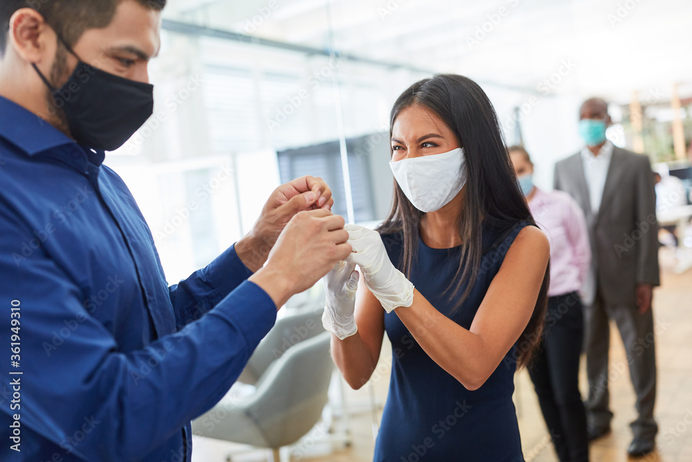 Desinfektion der Hände von Business Leuten wegen Covid-19