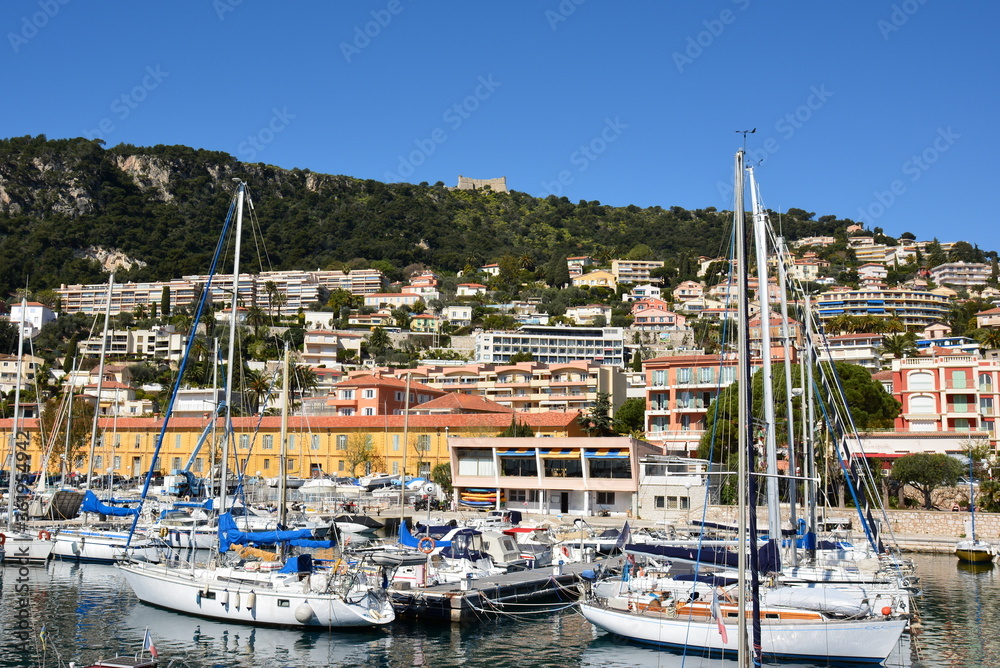 France, Côte d'azur, le port de plaisance, la ville de Villefranche sur Mer située sur une colline dominant la mer méditerranée, avec à son sommet le fort de Mont Alban.