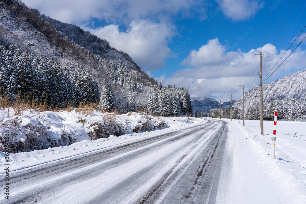 雪の積もった路面