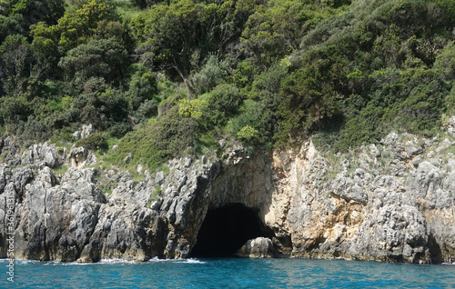 Höhle an der Küste bei Paleokastritsa
