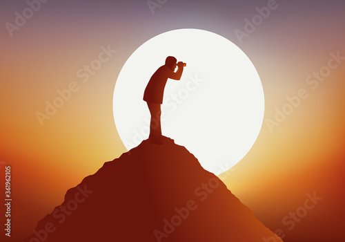 Concept du renseignement et de l’espionnage avec un homme juché en haut d’une montagne, qui surveille la concurrence en l’observant avec une paire de jumelle.