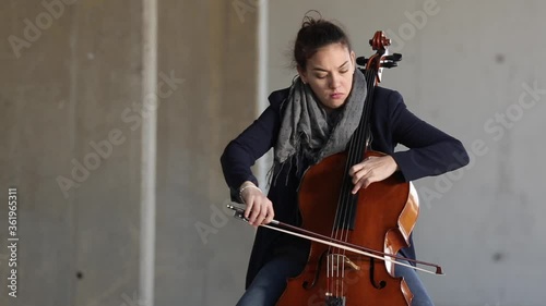 Mujer tocando con pasión el violonchelo al aire libre