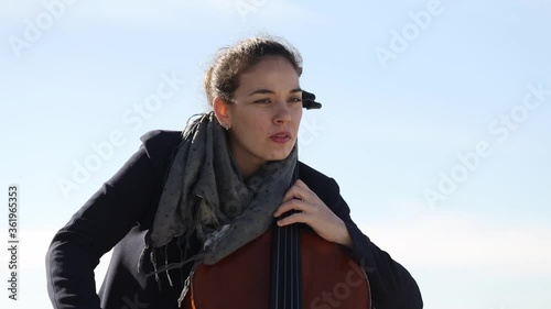 Concierto al aire libre violonchelista Chelo, música, arte, alegría, vuelta, musical, directo, músico, joven, feliz, sonido, violinista, felicidad, aire libre, libertad, inspiración, entretenido.