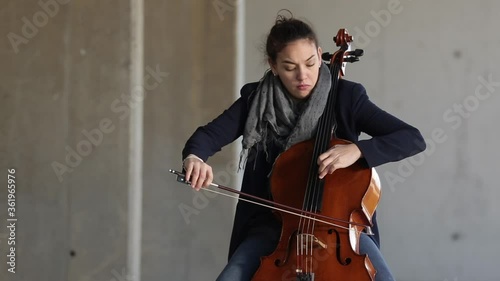 Mujer tocando con pasión el violonchelo al aire libre