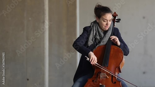 Mujer tocando con pasión el violonchelo al aire libre