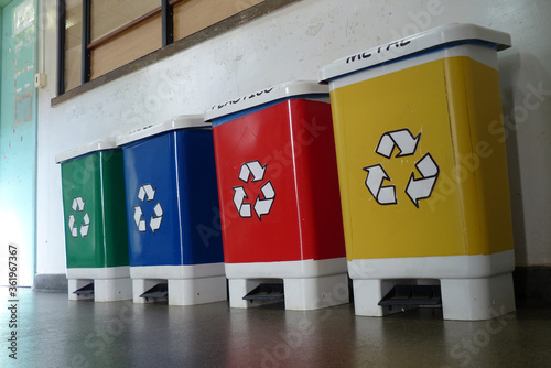 Latas de lixo coloridas para reciclagem em um prédio antigo. photo