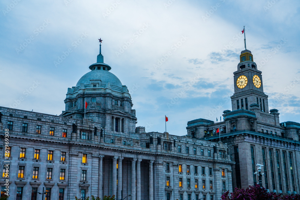 Obraz premium The modern and historic buildings at the bund of Shanghai, shot at sunset.