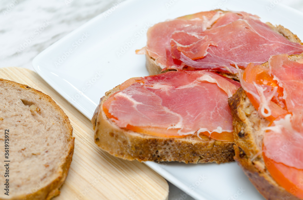slices of bread with tomato and ham