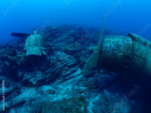  exploring airplane wreck underwater taking photos of c47 dakota airplane engine scuba divers to see