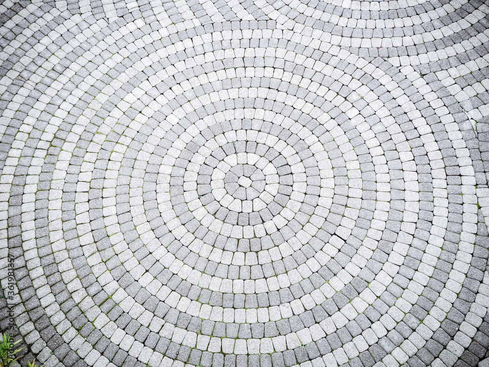 The paving gravel tile is patterned in a circle