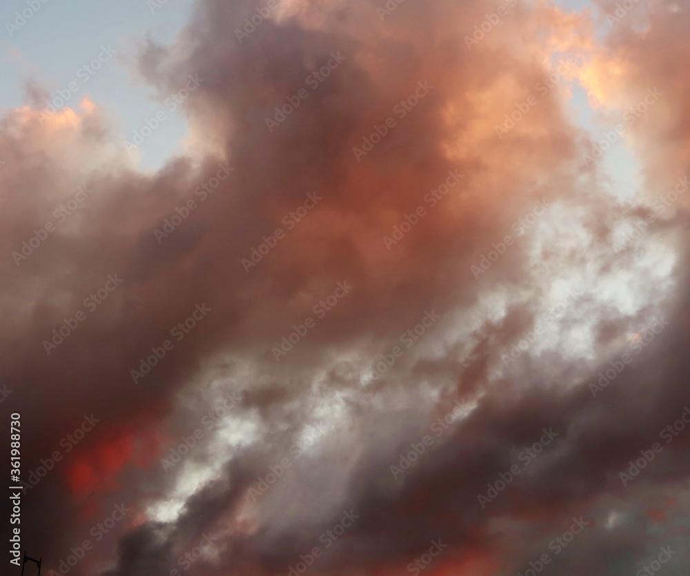 Wolken am sommerlichen Abendhimmel