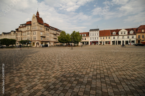 Märkische Kleinstadtidylle; Auf dem Schulplatz in Neuruppin