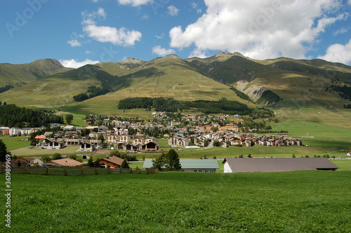 Fotografija Small village of Zuoz and Swiss Alps, tourist resort in Engadin valley, Graubund