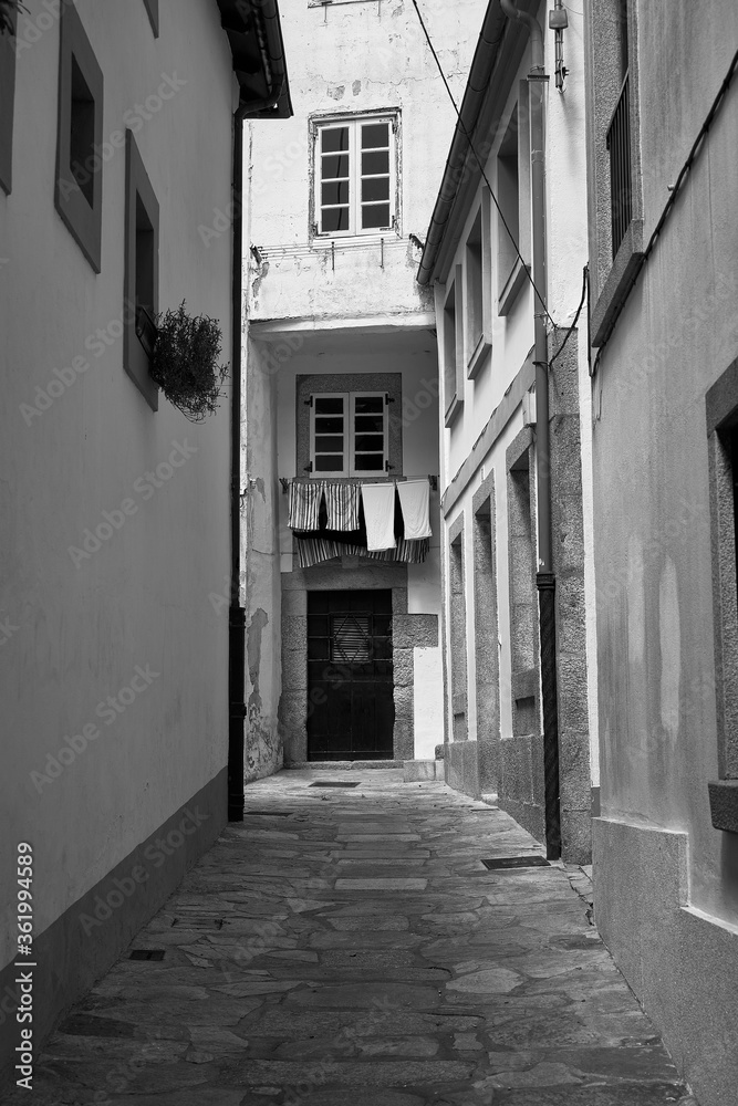 Callejón de Santiago de Compostela con ropa secando en una casa