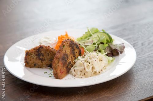 Quinoa mit Salat, Mittagessen, gesunder Lunch – Rezepte mit Quinoa