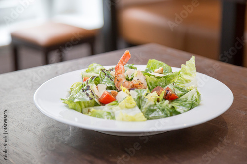 Shrimps Salat mit Tomate Pfeffer und Parmsam     Rezepte f  r Meeresfr  chte