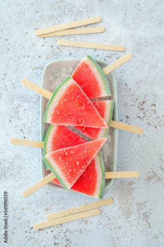 Gefrorene Melone als Eis am Stiel