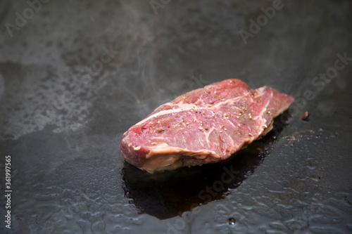 Zubereitung eines perfekten Steaks auf der Grillplatte