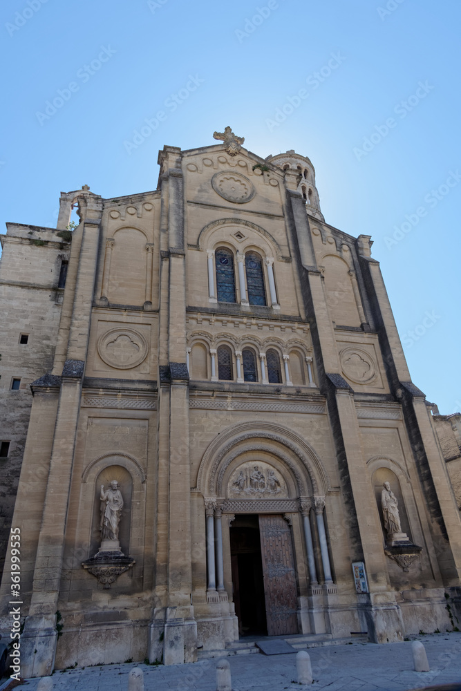 Façade de la cathédrale Saint Théodorit à Uzès dans le département du Gard - France