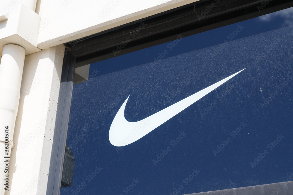 Nike logo sign on store of American shop multinational corporation  manufactures sport footwear foto de Stock | Adobe Stock