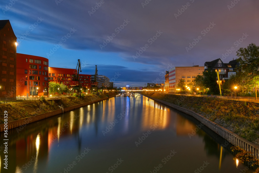 Hafenbecken des Duisburger Innenhafens bei Nacht