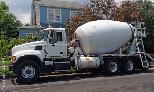 Foto Concrete mixer truck parked on residential neighborhood street.