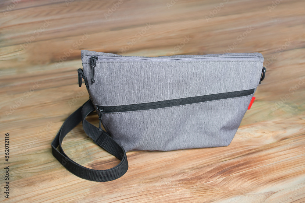 Naklejka premium A casual cross-body bag in gray