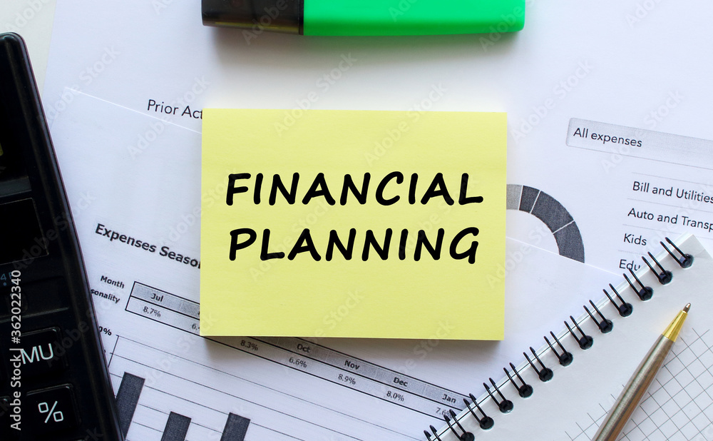 Obraz premium Notepad with text FINANCIAL PLANNING on a white background, near office supplies. pen and calculator. Business concept.