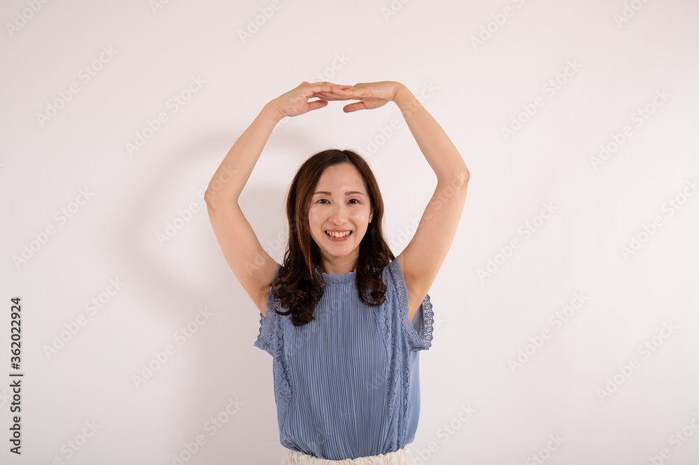 頭の上で○を作る女性