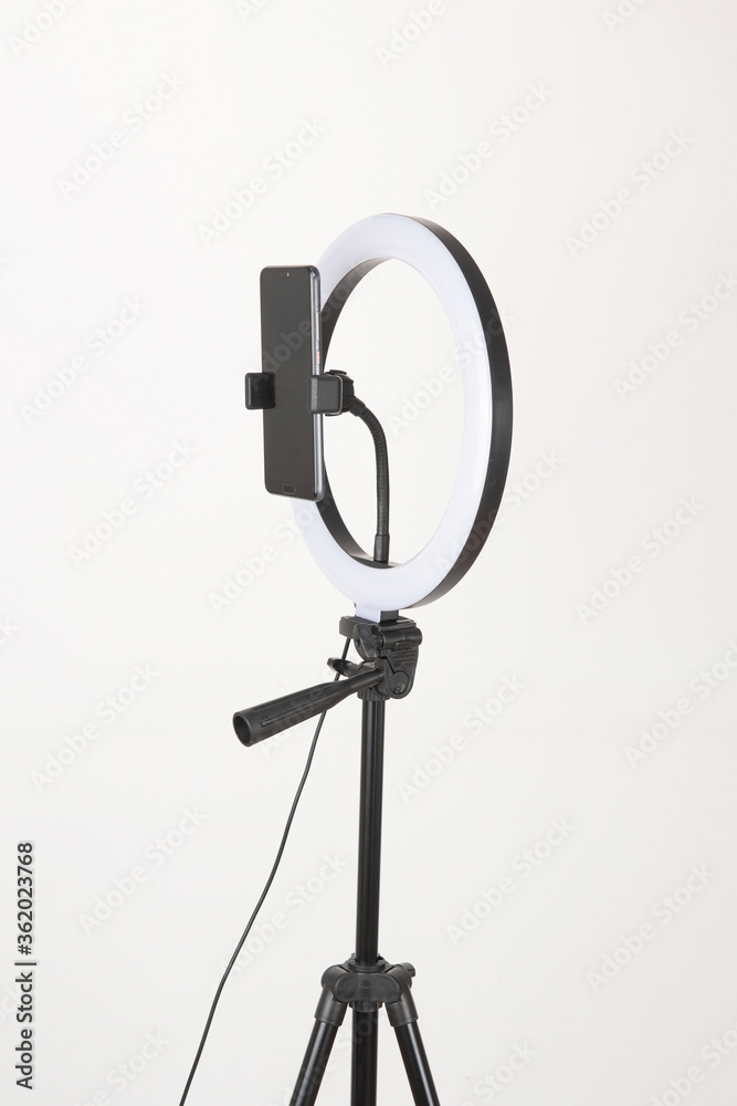 The photographic fill light is mounted on a tripod and is a device that many young people use to shoot vlogs and do live broadcasts. The photographic fill light is mounted on a tripod and is a device that many young people use to shoot vlogs and do live broadcasts.