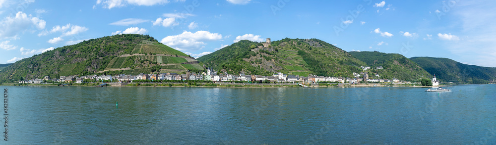 SCENIC VIEW TO MIDDLE RHINE VALLEY WITH VILLAGE OF KAUB AND FORTRESS GUTENFELS