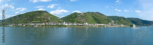 SCENIC VIEW TO MIDDLE RHINE VALLEY WITH VILLAGE OF KAUB AND FORTRESS GUTENFELS © travelview