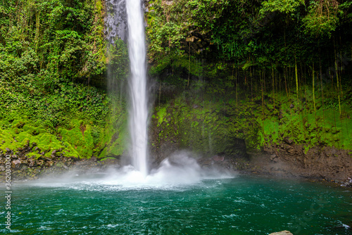 Fototapeta Naklejka Na Ścianę i Meble -  La Fortuna Waterfall in a forest, close to Arenal Volcano, Costa Rica national park. Central America..