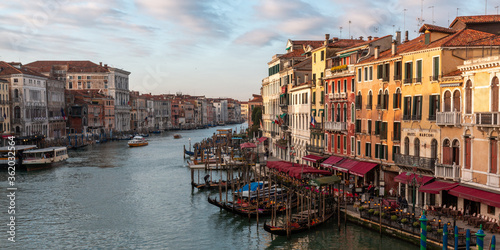 Vue sur le grand Canal de Venise depuis le pont du Rialto