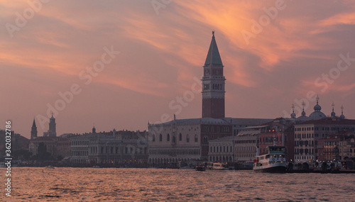 Fotografia Campanile de san marco au coucher du soleil
