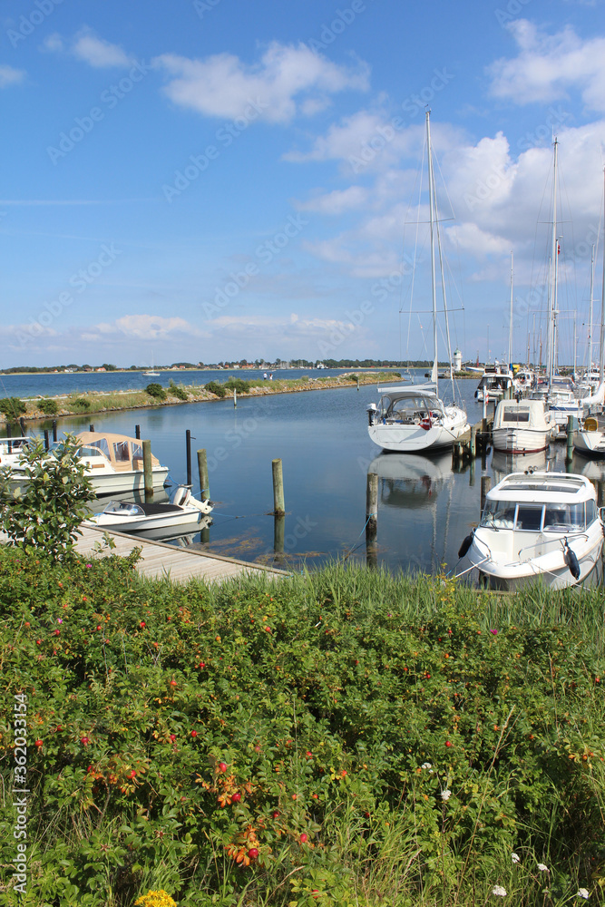 Φωτογραφία View of the picturesque Aarosund harbour (Lystbadehavn) near Haderslev in Denmark, looking accross to Aaro island
