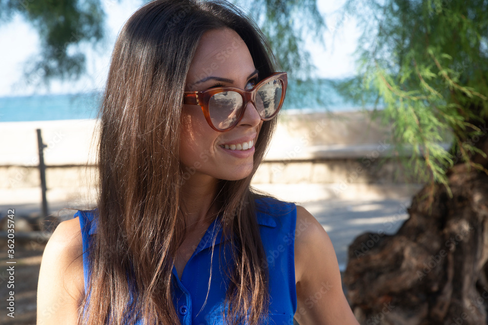 Φωτογραφία Natural face of a young brunette girl with long hair blowing in the wind very be