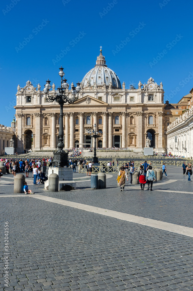 Obraz premium VATICAN CITY, ROME, ITALY - SEPTEMBER 22, 2017. A view of St. Peter's Basilica in St.Peter's Square (Piazza San Pietro) in Vatican City