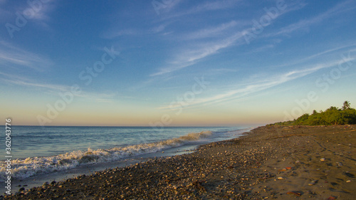 amanecer y atardecer en el horizonte de del mar, playa sol y cielo azul photo