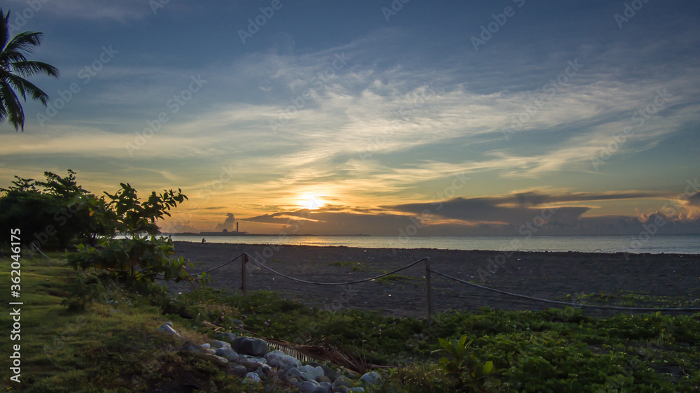 amanecer y atardecer en el horizonte de del mar, playa sol y cielo azul amanecer y atardecer en el horizonte de del mar, playa sol y cielo azul