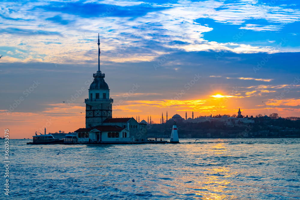 Fototapeta premium Maiden's Tower at sunset in Istanbul