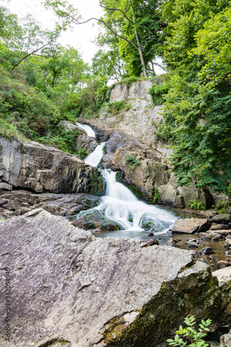 Vue en longue exposition sur la Grande Cascade de Mortain (Normandie, France) photo