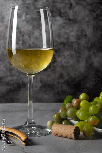 Fototapeta Naklejka Na Ścianę i Meble -  white wine and grapes