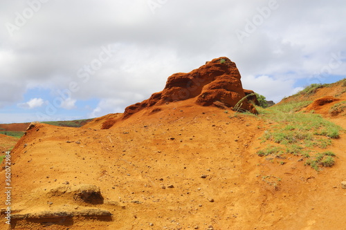 Terre rouge du volcan Rano Raraku à l'île de Pâques