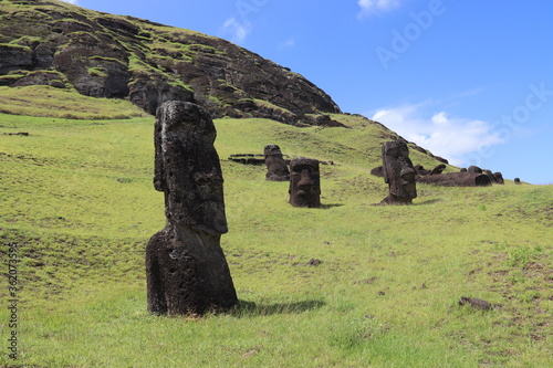 Statues monumentales du volcan Rano Raraku, île de Pâques