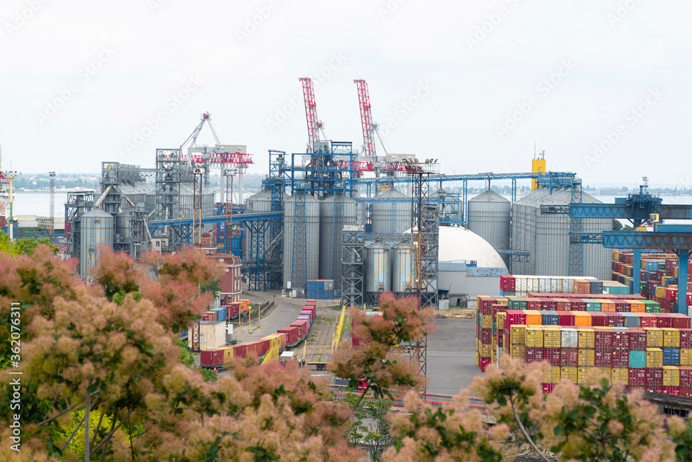 Obraz premium elevator in the port