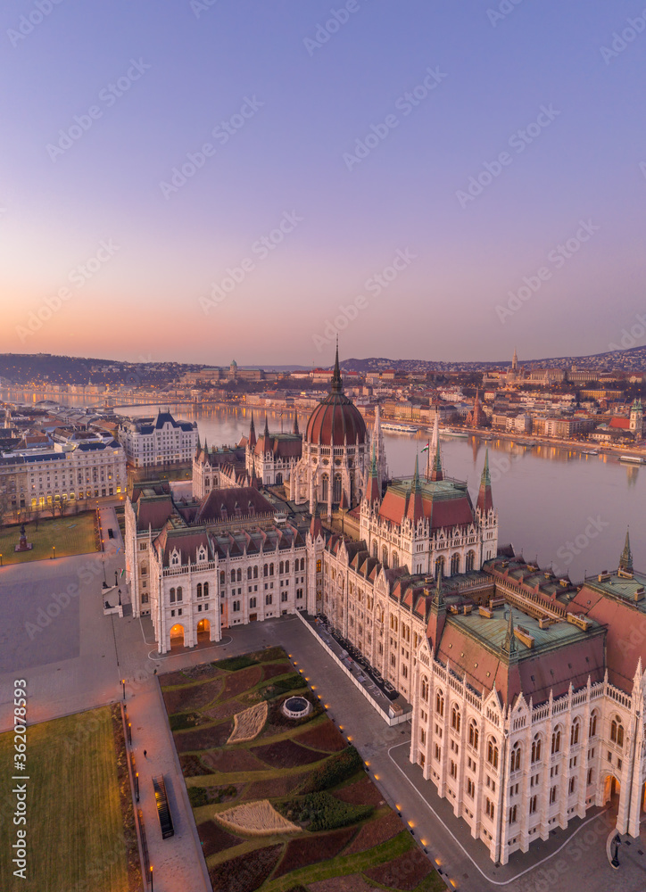 Naklejka premium Aerial drone shot of Dome of Hungarian Parliament at dawn before sunrise in Budapest morning