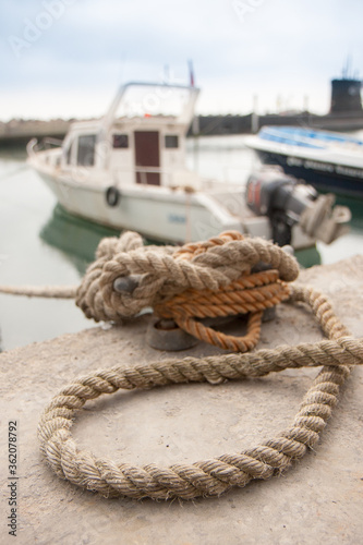 Εκτύπωση καμβά rope knotted to secure boat to dock at a harbor marina
